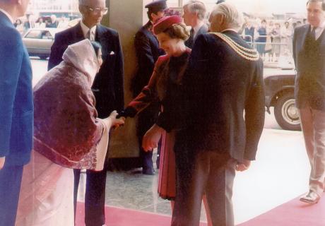 Shri Mataji with Queen Elizabeth II