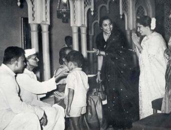 Shri Mataji introducing guests to Lal Bahadur Shastri in Mumbai