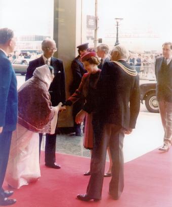 Shri Mataji shaking the Queen's hand in London, UK